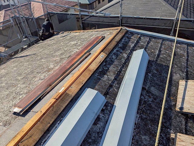 古い棟板金の撤去